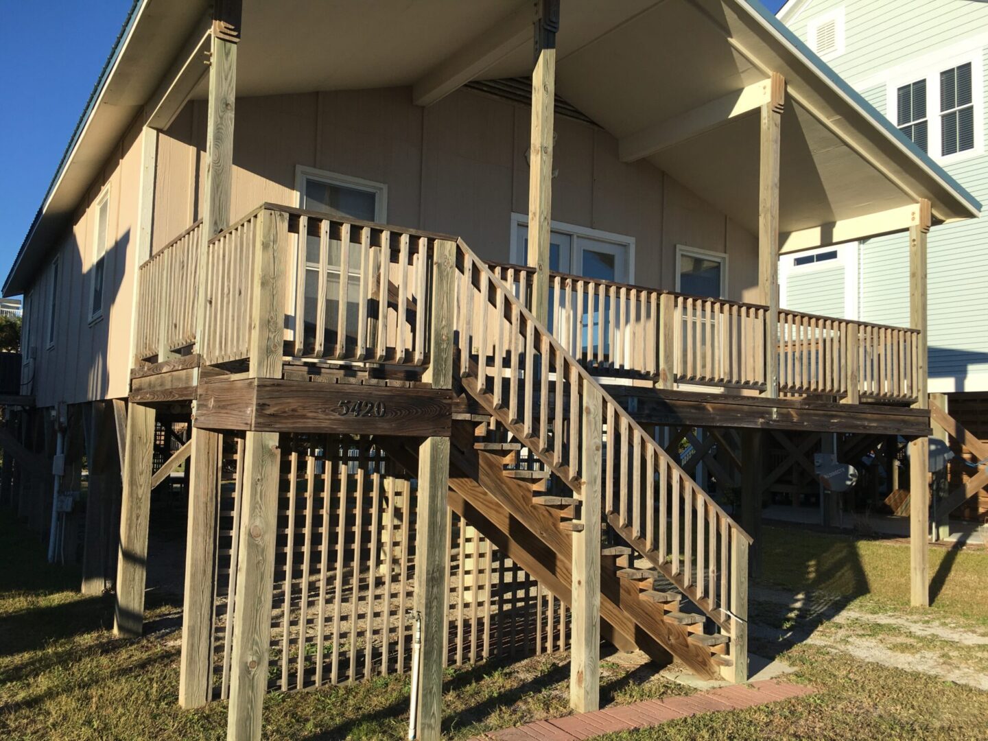 A wooden staircase leading to the top of stairs.